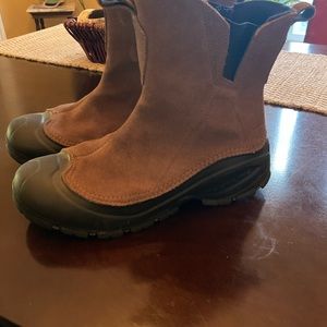 Columbia snow boots size 10.